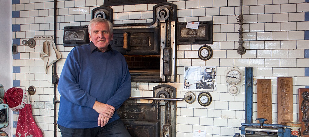 uwe felch in front of his old brick ovens