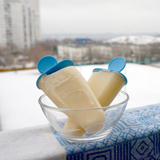 Home mdae ice cream on a snowy Moscow balcony