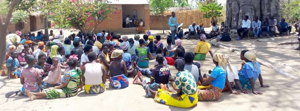 Villagers in Malawi learn about Give Directly
